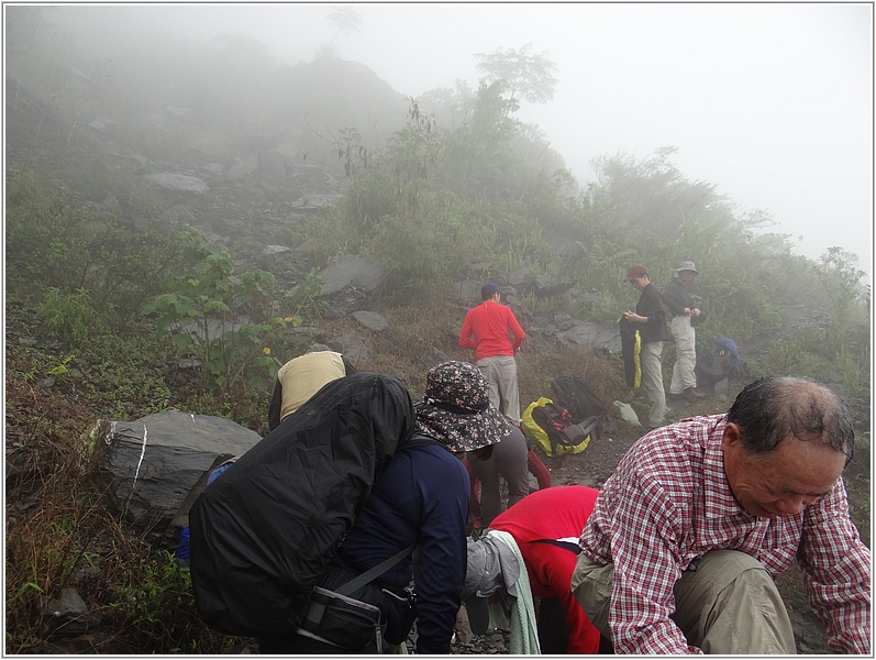 2015-04-10 12-06-20雨停了脫雨衣.JPG